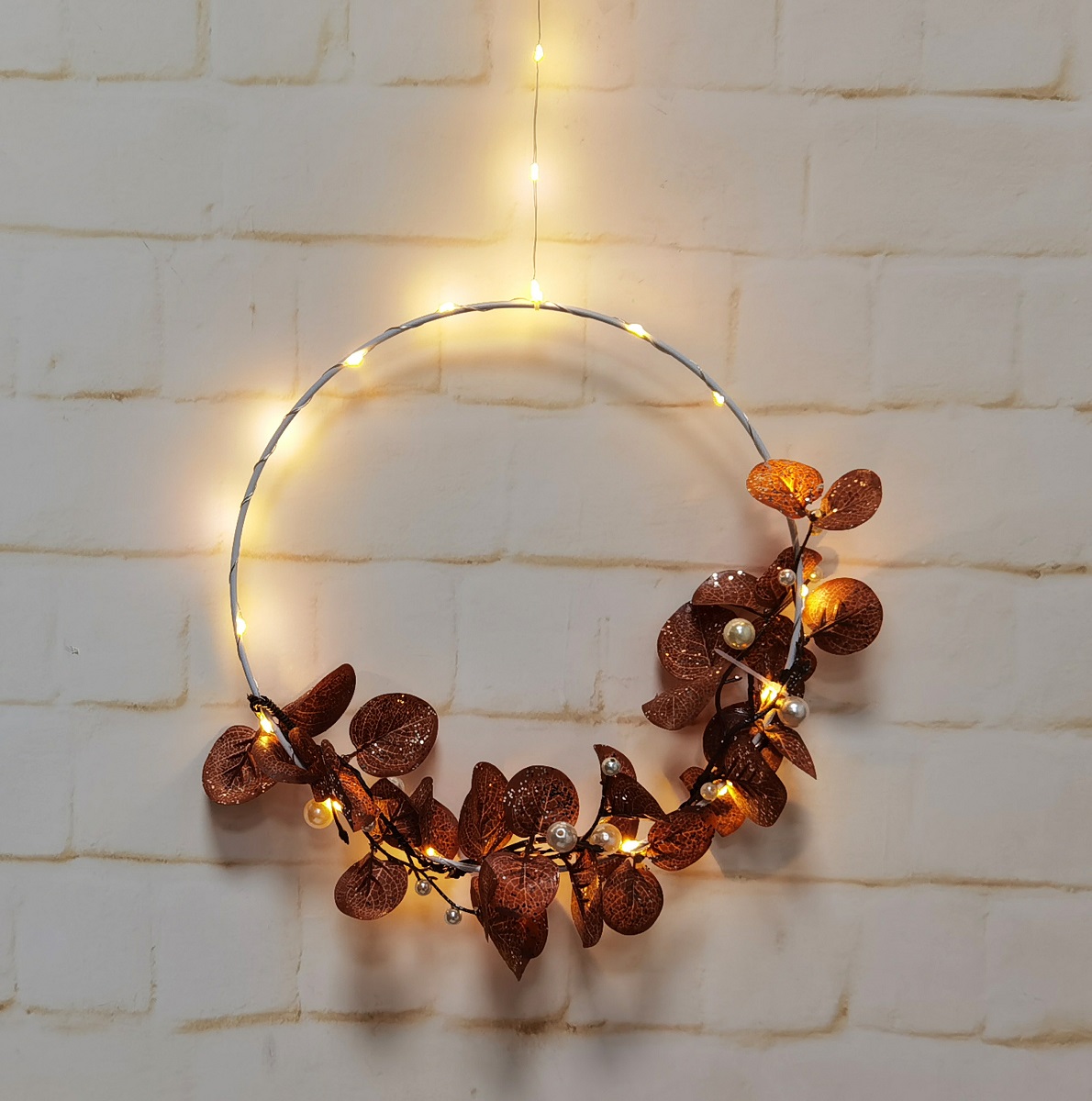 Brown leave wreath (Dia 25cm) with 3V battery operated mircro LEDs