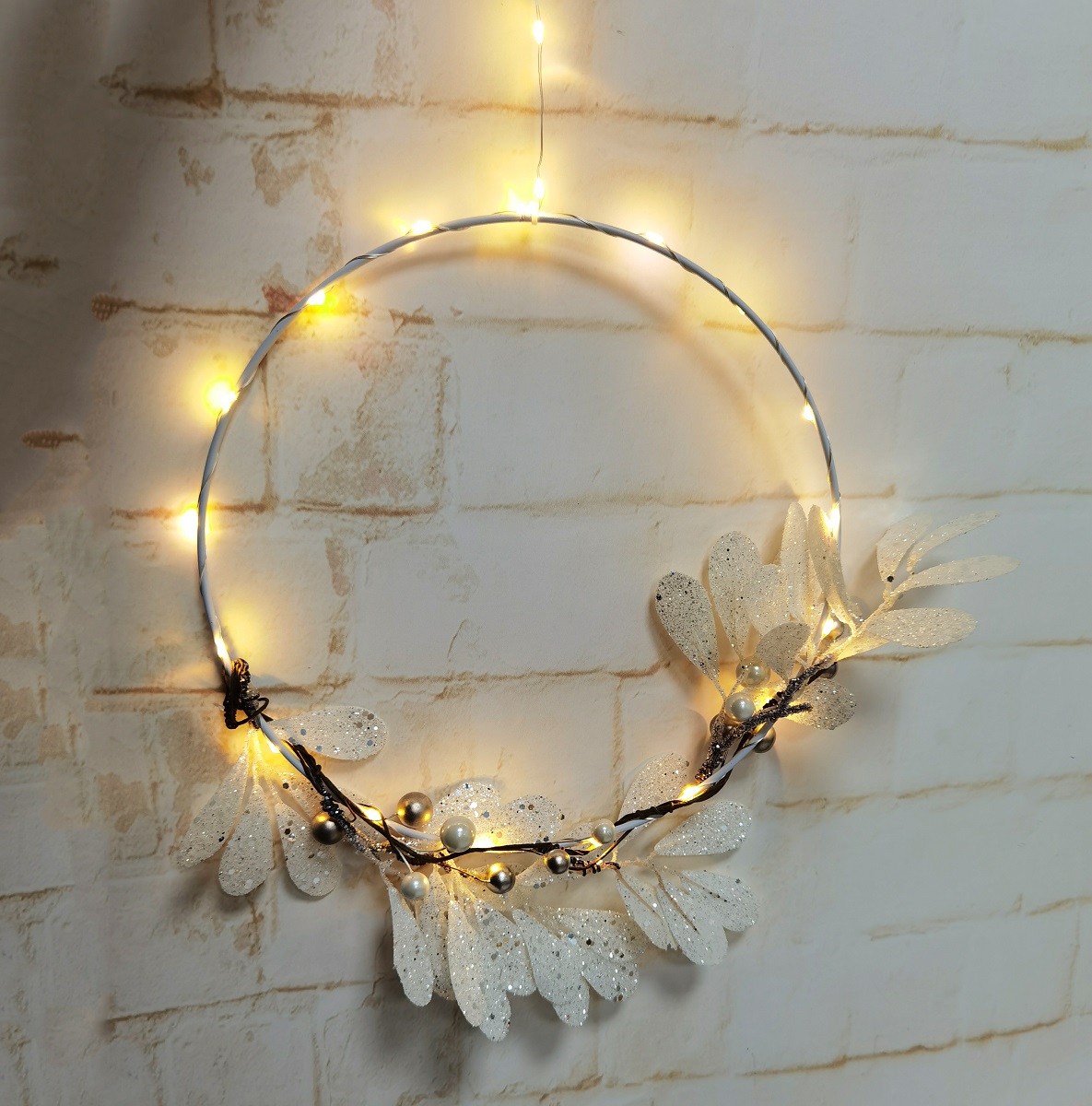 White leave wreath (Dia 25cm) with 3V battery operated mircro LEDs