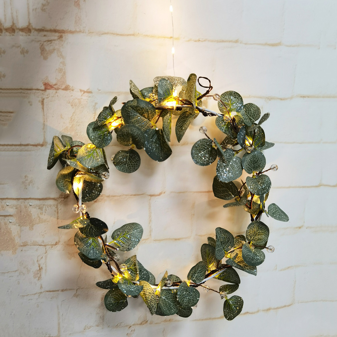 Green leave wreath (Dia 25cm) with 3V battery operated mircro LEDs